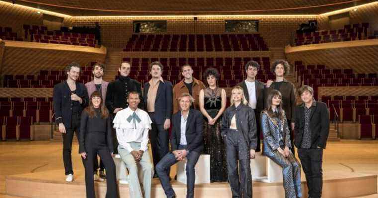 Stromae, Clara Luciani, Angèle, Barbara Pravi… Gathered together for a beautiful family photo!