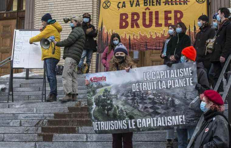 Students and professors call for an end to investments by the Université de Montréal in fossil fuels