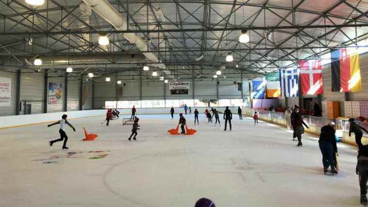 The City Glace ice rink in Le Mans was full during these winter holidays