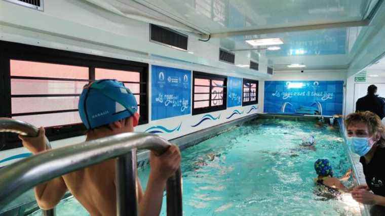 The children of Bouches-du-Rhône learn to swim aboard a swimming pool truck