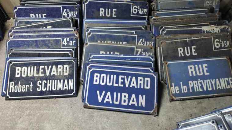 The city of Lille sells 4,600 street name plaques at auction