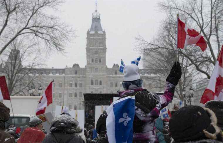 The demonstration continues in front of the National Assembly