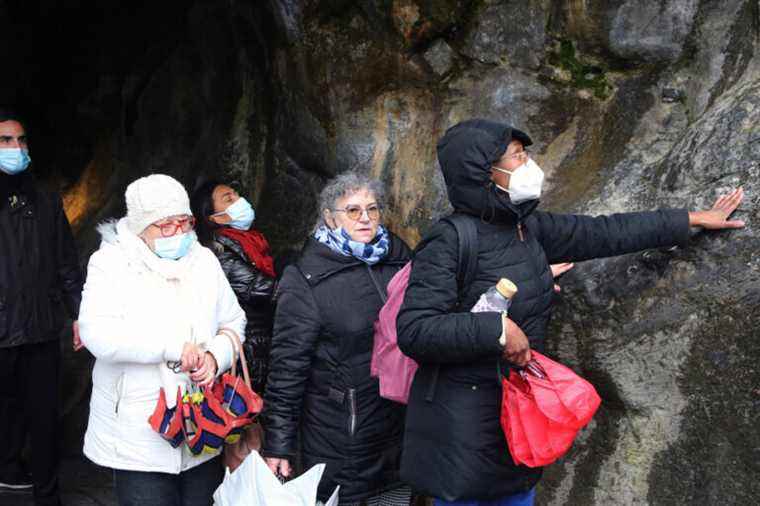 The faithful return to the sanctuary of Lourdes, closed since the pandemic