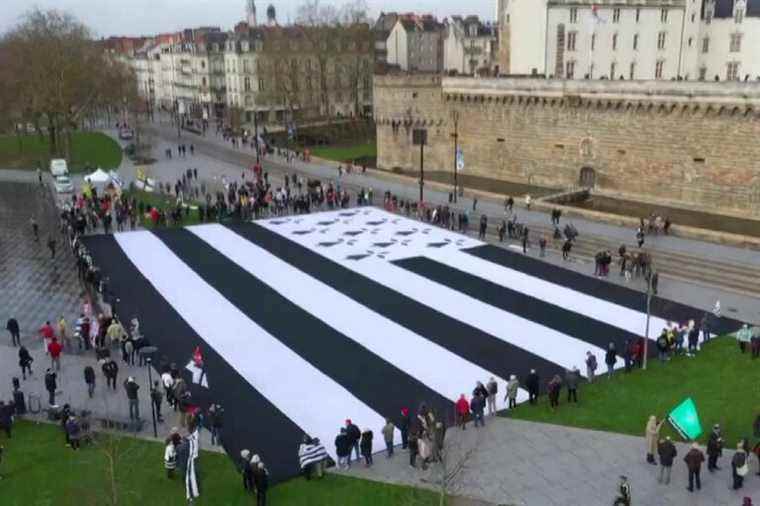 This Sunday noon, the largest Breton flag in the world was unfurled in Nantes