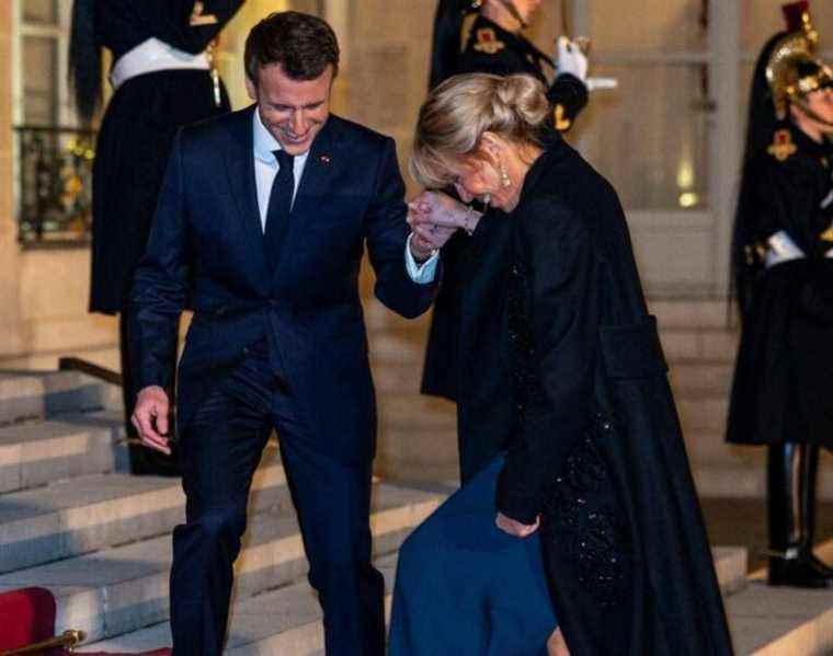 This XXL gala slit dress that gives her a hard time on the steps of the Élysée… Her husband Emmanuel Macron comes to her aid!