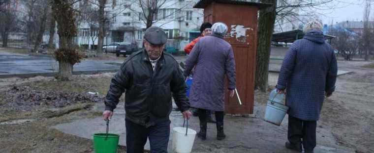 Ukraine’s neighbors prepare to welcome wave of Ukrainian refugees