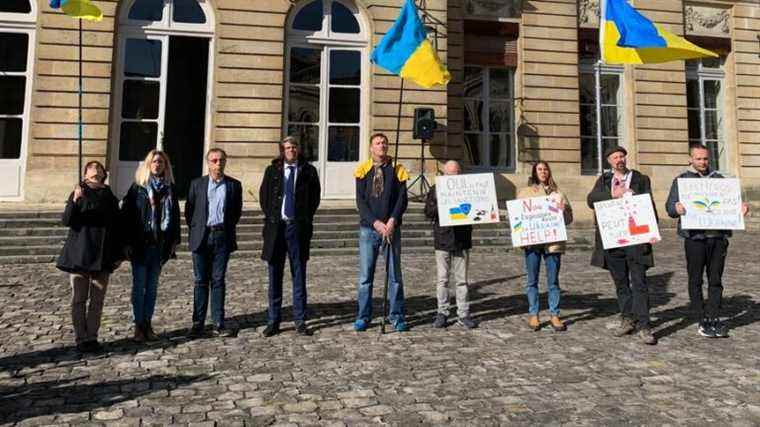 Ukrainian and Russian nationals gathered at the town hall for the raising of the Ukrainian flag