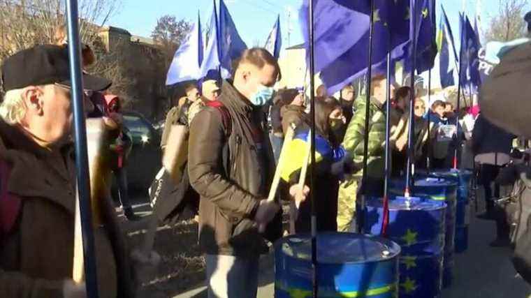 Ukrainians demonstrate in Kiev, Russian parliament approves Putin’s choices, Germany stops Nord Stream 2