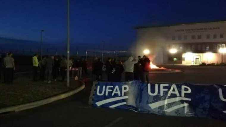 Valence prison blocked by striking guards