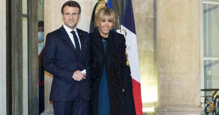 Very elegant Brigitte Macron on the arm of Emmanuel Macron, for a grand dinner at the Elysée