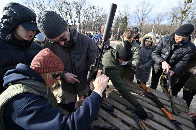 War in Ukraine |  Civilians take up arms to defend Kiev