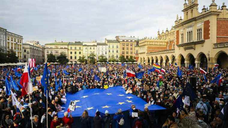 Why is the European Union so hesitant to sanction Poland and Hungary?