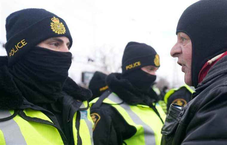 Windsor police begin clearing protesters