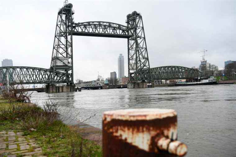 Yacht by Jeff Bezos |  Rotterdam has not yet decided to temporarily dismantle a bridge