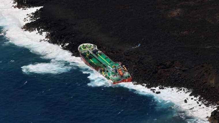 a depollution operation begins after the grounding of a Mauritian tanker