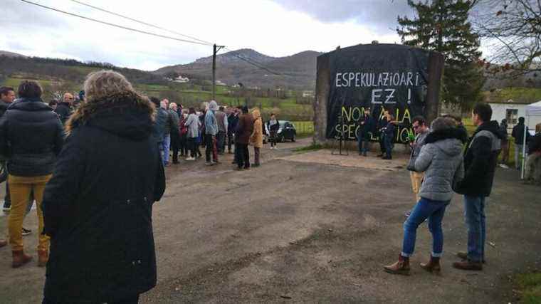 a hundred people protest against soaring prices in the Hergarai valley