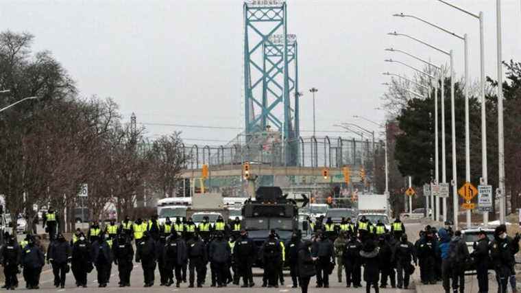 a strategic border bridge reopened to traffic, deadlock in Ottawa