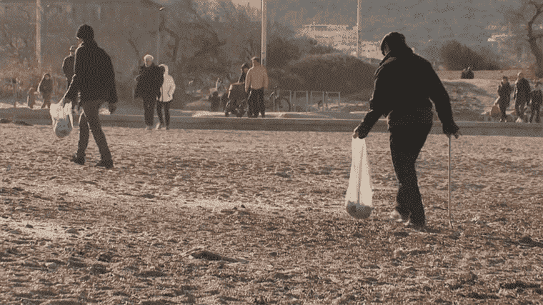 after the garbage collectors’ strike, hundreds of residents clean the beaches