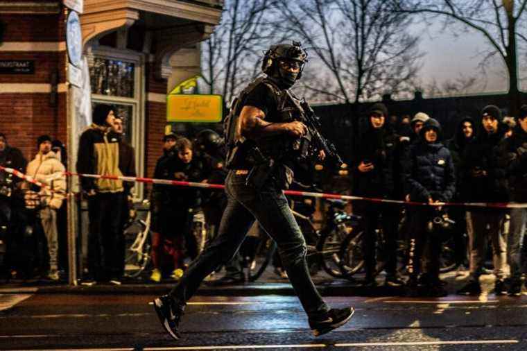 amsterdam |  End of the hostage-taking in an Apple Store, the armed man is subdued