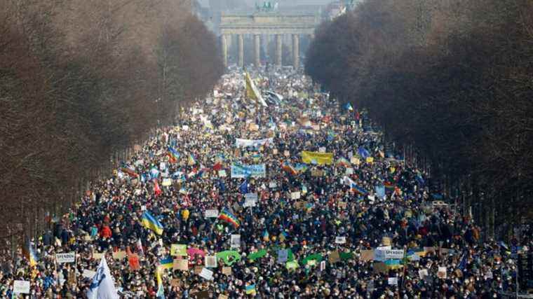 at least 100,000 demonstrate in Berlin in solidarity with Ukraine, police say