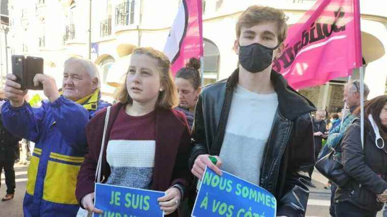 at least 350 people gathered in support of Clermont-Ferrand