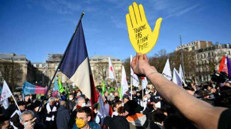 hundreds of demonstrators gathered in Lille to say “no to racism” before the arrival of Eric Zemmour