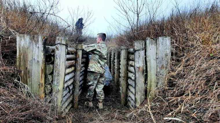 in Mariupol, teenagers rehabilitate the trenches and prepare for war