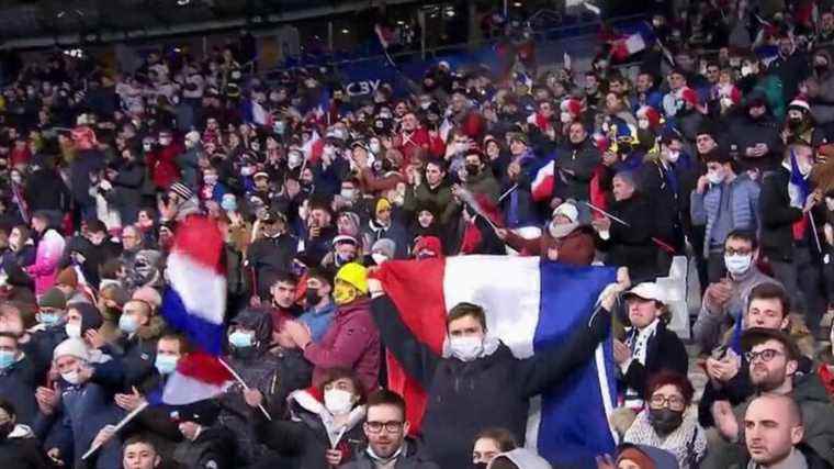 in a full stadium, the XV of France wins from the start against Italy