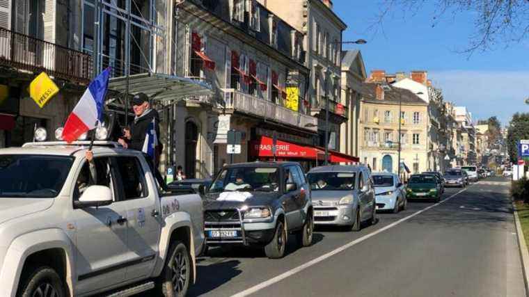 in support, around sixty cars parade in Périgueux