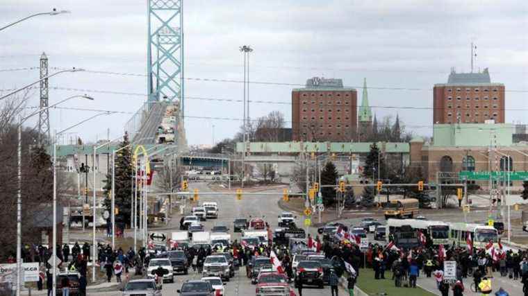 law enforcement resumes evacuation of bridge blocked by protesters