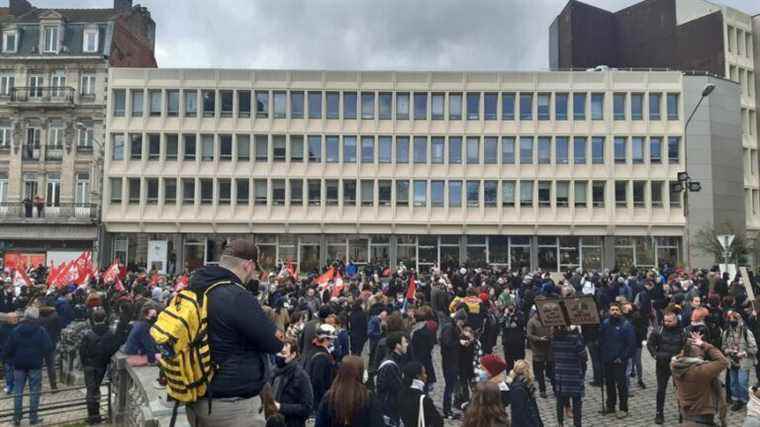 more than 2000 people in the street in Lille, 6 arrests