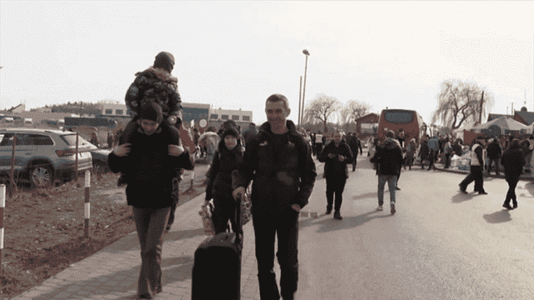 on foot, by train or by bus, the inhabitants flee the fighting