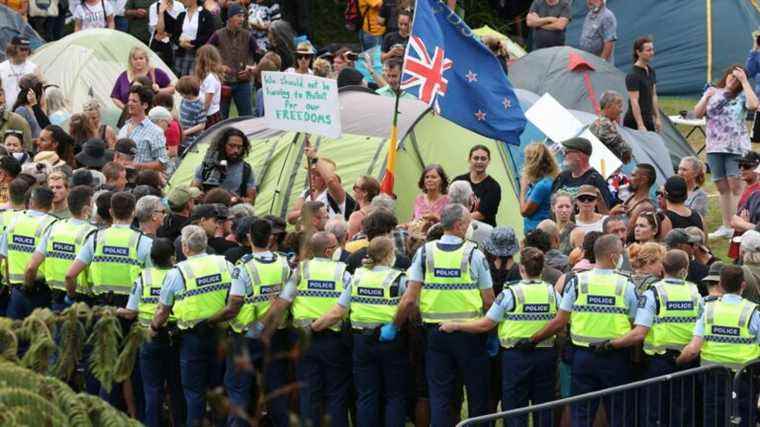 over 120 anti-vaccine protesters arrested in Wellington in clashes with police