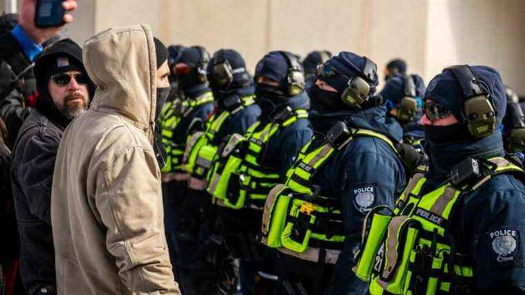 police intervene to remove protesters from the streets of Ottawa