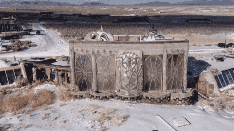 self-sufficient homes in the New Mexico desert