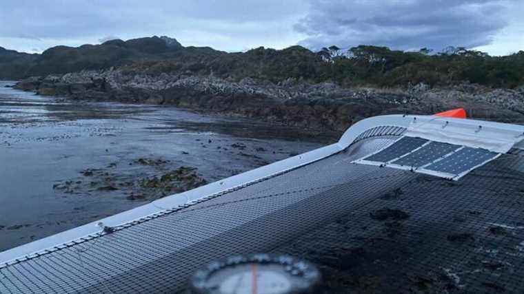 stranded on the rocks, Romain Pilliard and Alex Pella request assistance from the Chilean Navy