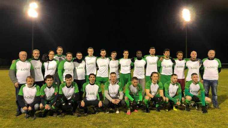 the players of the Coulounieix-Chamiers club pay tribute to him