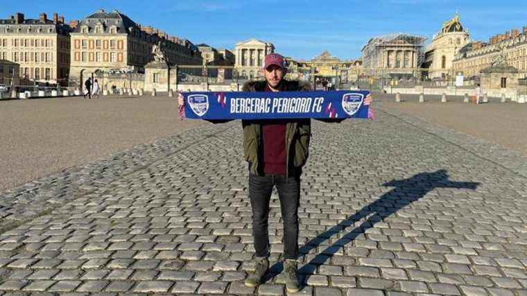 the “rooming” photo of a Bergerac supporter in front of the Palace of Versailles