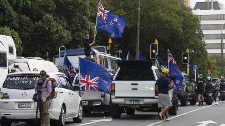 trucks parade around Parliament to protest against sanitary measures