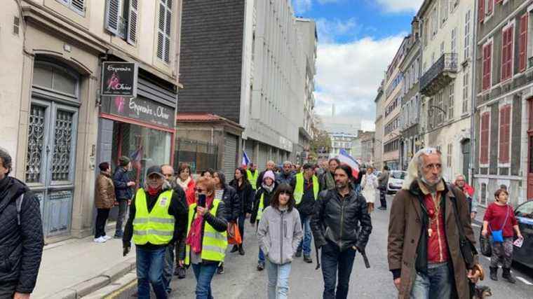 150 people parade in Pau