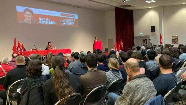 300 people gathered for Nathalie Arthaud’s meeting at the Palais des Congrès in Dijon