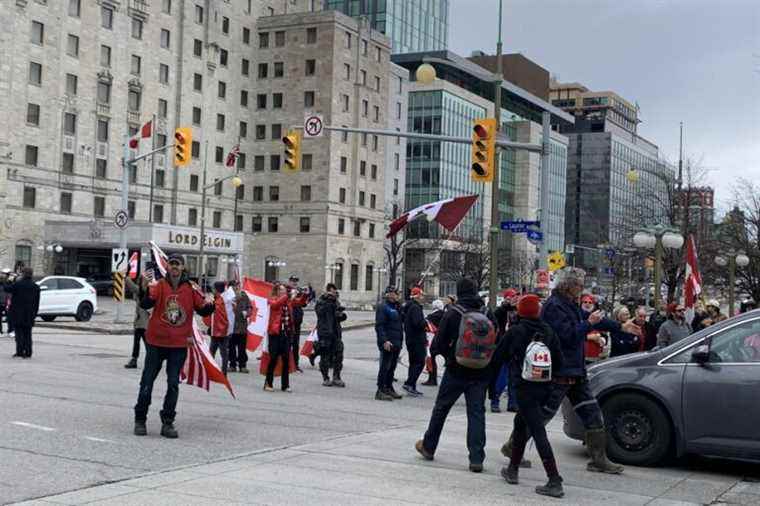 A Quebec convoy “for freedom” crosses Ottawa