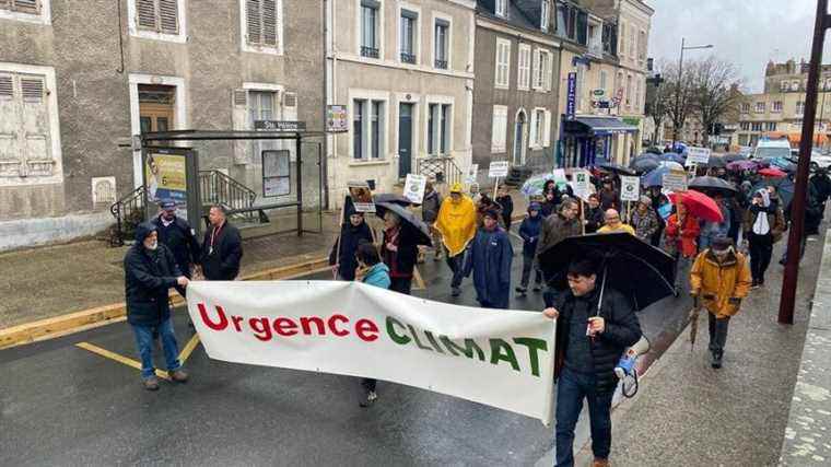 A hundred people marched for the climate in Châteauroux this Saturday, March 12