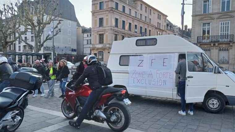 A thousand bikers gathered in front of the town hall of Rouen to fight against the rules of the ZFE