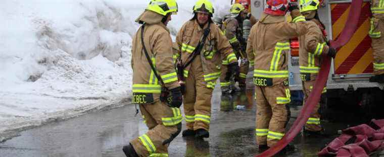 A vehicle and a residence are burned in Quebec