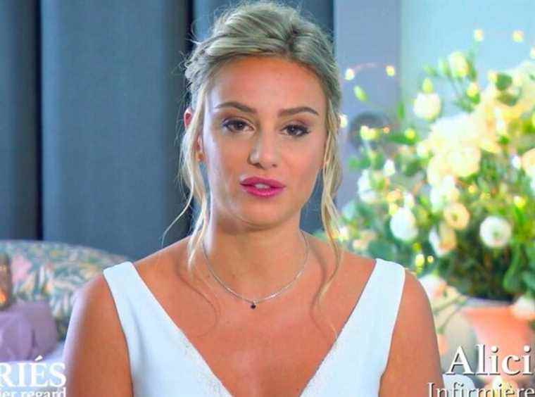 Alicia, candidate of “Married at first sight”, dreads the gaze of her future husband when putting on her dress…