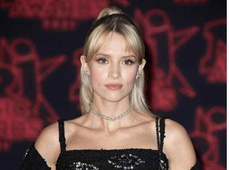 Angèle reveals her rhinestone underwear with a rather daring photo