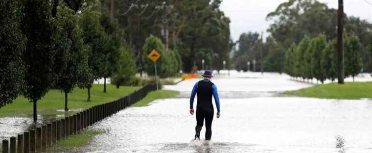 Australia floods: 200,000 people urged to evacuate