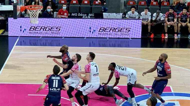 Boulazac misses and offers the match to Saint-Quentin 62-83