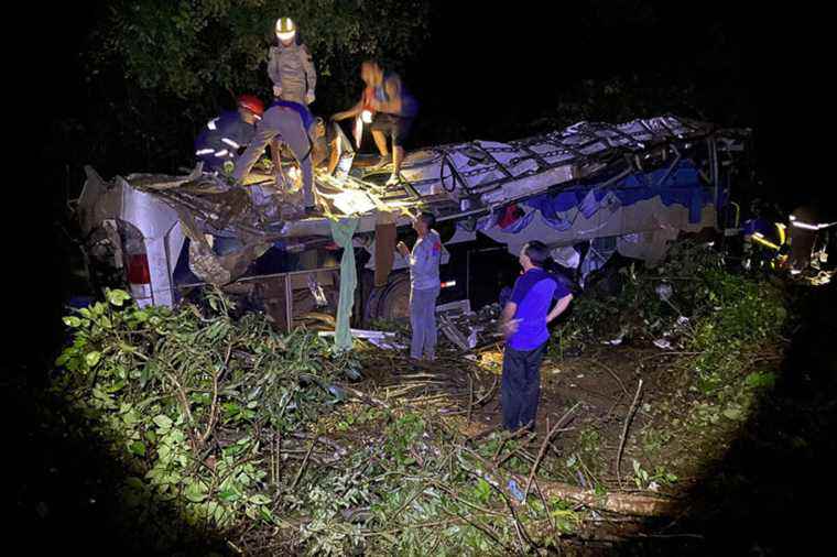 Brazil |  Bus crash into ravine kills 10